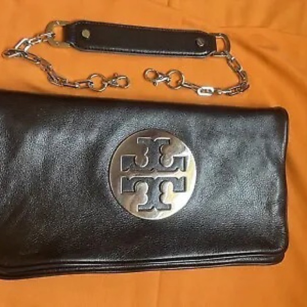 Authentic Tory Burch genuine leather handbag
With silver hardware!